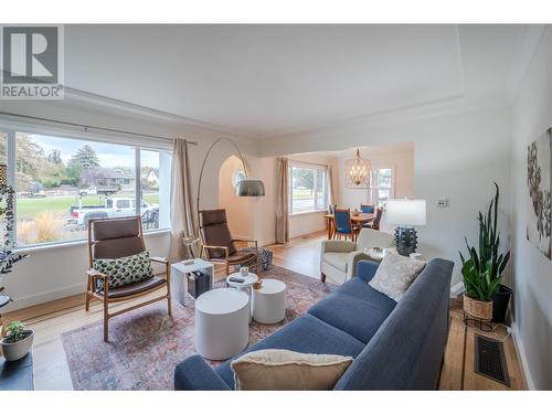 258 Windsor Avenue, Penticton, BC - Indoor Photo Showing Living Room