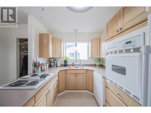 258 Windsor Avenue, Penticton, BC - Indoor Photo Showing Kitchen With Double Sink