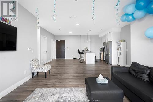 4785 Walker Road Unit# 605, Windsor, ON - Indoor Photo Showing Living Room