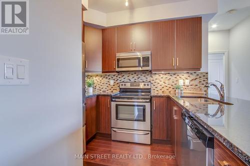 228 - 111 Civic Square Gate E, Aurora, ON - Indoor Photo Showing Kitchen With Stainless Steel Kitchen With Double Sink With Upgraded Kitchen