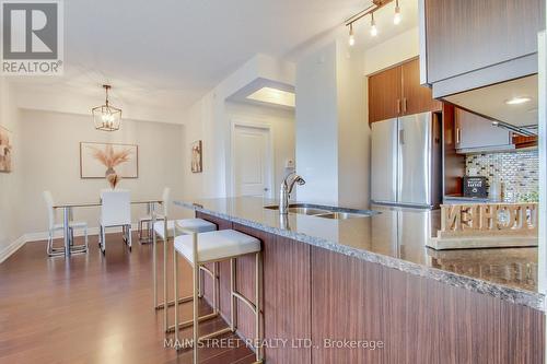 228 - 111 Civic Square Gate E, Aurora, ON - Indoor Photo Showing Kitchen