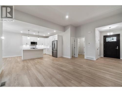 3534 16 Avenue Ne, Salmon Arm, BC - Indoor Photo Showing Kitchen