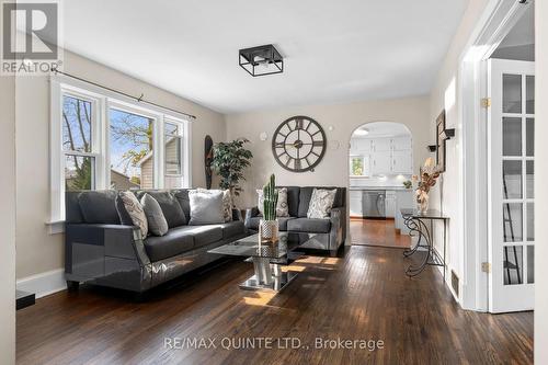 469 Ashley Street, Belleville, ON - Indoor Photo Showing Living Room