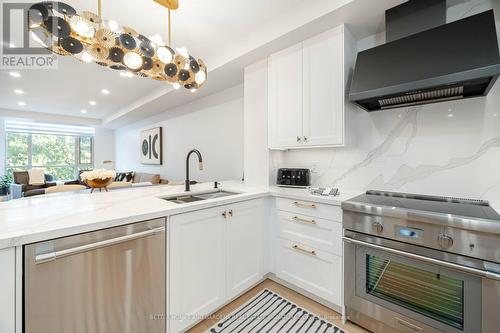 209 - 80 Port Street E, Mississauga, ON - Indoor Photo Showing Kitchen With Double Sink With Upgraded Kitchen