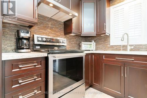 54 Summerfield Crescent, Brampton, ON - Indoor Photo Showing Kitchen With Upgraded Kitchen