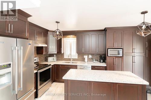 54 Summerfield Crescent, Brampton, ON - Indoor Photo Showing Kitchen With Double Sink With Upgraded Kitchen