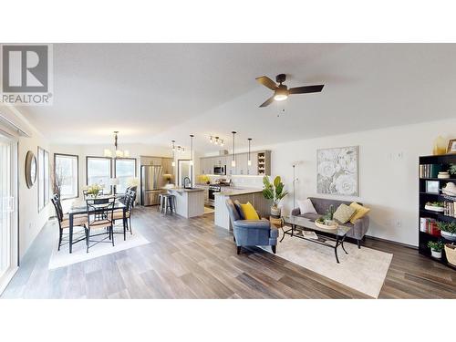 517 Pagurut  W Avenue, Cranbrook, BC - Indoor Photo Showing Living Room