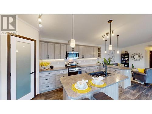 517 Pagurut  W Avenue, Cranbrook, BC - Indoor Photo Showing Kitchen With Double Sink