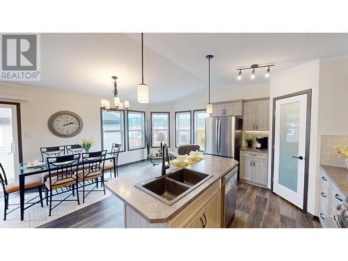 517 Pagurut  W Avenue, Cranbrook, BC - Indoor Photo Showing Kitchen With Double Sink With Upgraded Kitchen