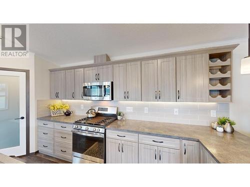 517 Pagurut  W Avenue, Cranbrook, BC - Indoor Photo Showing Kitchen