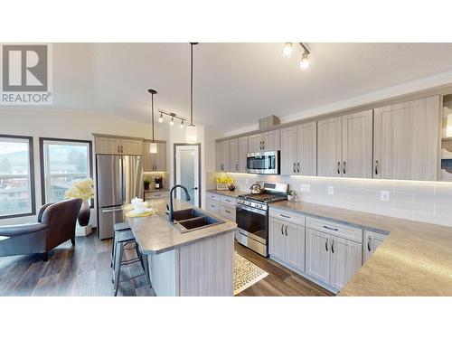 517 Pagurut  W Avenue, Cranbrook, BC - Indoor Photo Showing Kitchen With Double Sink With Upgraded Kitchen