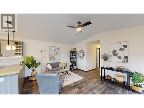 517 Pagurut  W Avenue, Cranbrook, BC - Indoor Photo Showing Living Room