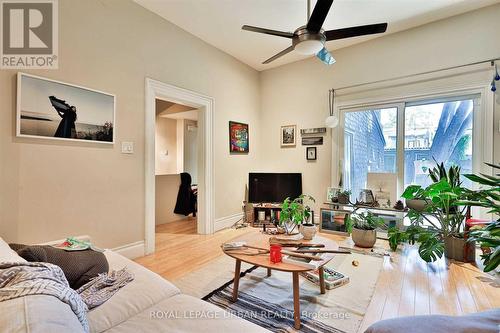 323 Ontario Street, Toronto, ON - Indoor Photo Showing Living Room