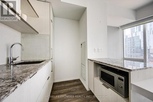 1513 - 197 Yonge Street, Toronto, ON - Indoor Photo Showing Kitchen With Upgraded Kitchen