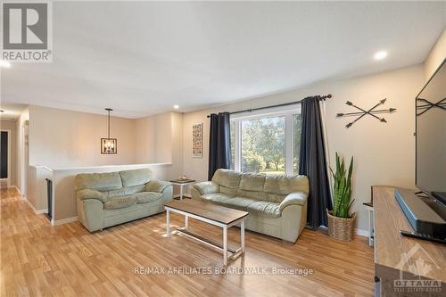 15697 County 43 Road, North Stormont, ON - Indoor Photo Showing Living Room