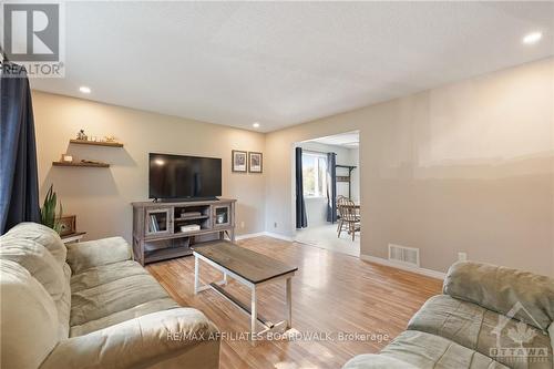 15697 County 43 Road, North Stormont, ON - Indoor Photo Showing Living Room