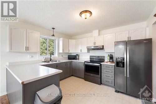 15697 County 43 Road, North Stormont, ON - Indoor Photo Showing Kitchen With Double Sink