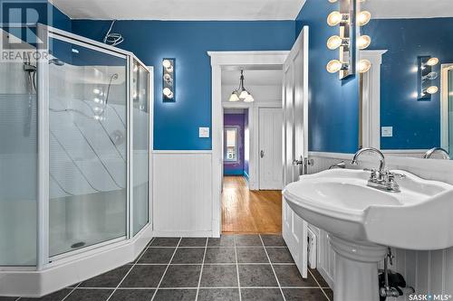 331 Oxford Street W, Moose Jaw, SK - Indoor Photo Showing Bathroom