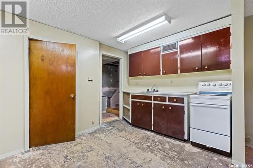 331 Oxford Street W, Moose Jaw, SK - Indoor Photo Showing Kitchen