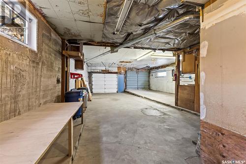 331 Oxford Street W, Moose Jaw, SK - Indoor Photo Showing Garage