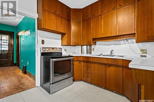 331 Oxford Street W, Moose Jaw, SK - Indoor Photo Showing Kitchen With Double Sink