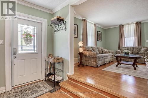 144 Hickory Street N, Whitby (Downtown Whitby), ON - Indoor Photo Showing Living Room