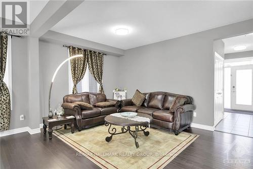 302 Eaglehead Crescent, Ottawa, ON - Indoor Photo Showing Living Room