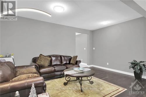 302 Eaglehead Crescent, Ottawa, ON - Indoor Photo Showing Living Room