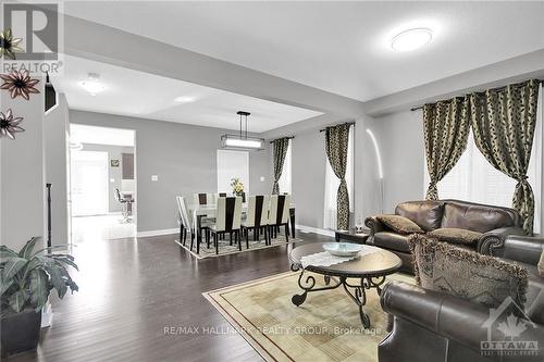 302 Eaglehead Crescent, Ottawa, ON - Indoor Photo Showing Living Room