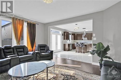 302 Eaglehead Crescent, Ottawa, ON - Indoor Photo Showing Living Room