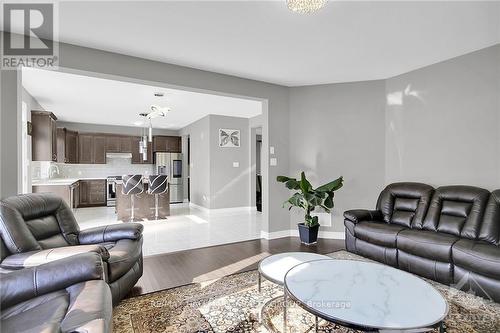 302 Eaglehead Crescent, Ottawa, ON - Indoor Photo Showing Living Room