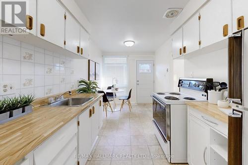 33 Shoreland Crescent, Toronto, ON - Indoor Photo Showing Kitchen