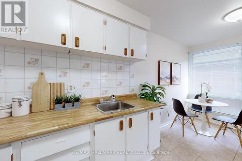 33 Shoreland Crescent, Toronto, ON - Indoor Photo Showing Kitchen