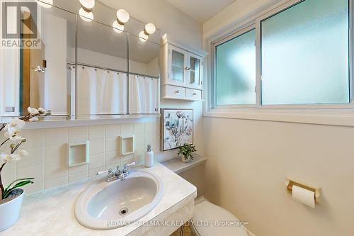 33 Shoreland Crescent, Toronto, ON - Indoor Photo Showing Bathroom