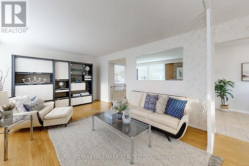 33 Shoreland Crescent, Toronto, ON - Indoor Photo Showing Living Room