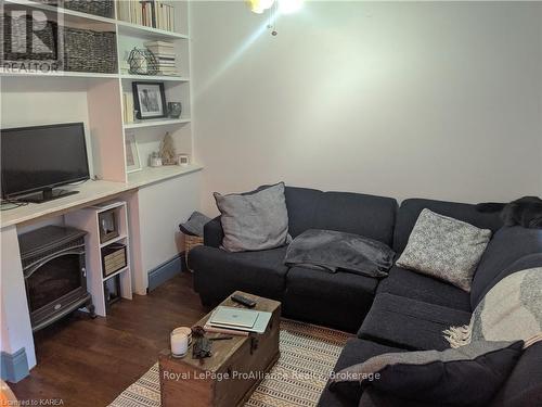 497 Barrie Street, Kingston (East Of Sir John A. Blvd), ON - Indoor Photo Showing Living Room With Fireplace