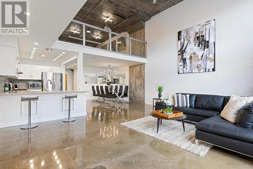 101 - 2175 Wyandotte Street E, Windsor, ON - Indoor Photo Showing Living Room