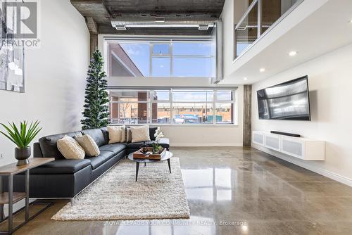 101 - 2175 Wyandotte Street E, Windsor, ON - Indoor Photo Showing Living Room