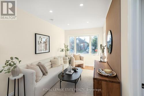 124 Harmony Avenue, Hamilton, ON - Indoor Photo Showing Living Room