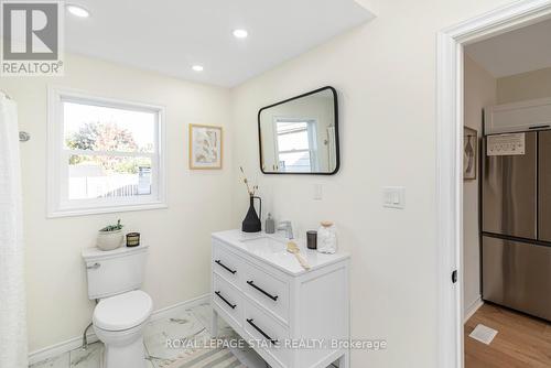 124 Harmony Avenue, Hamilton, ON - Indoor Photo Showing Bathroom