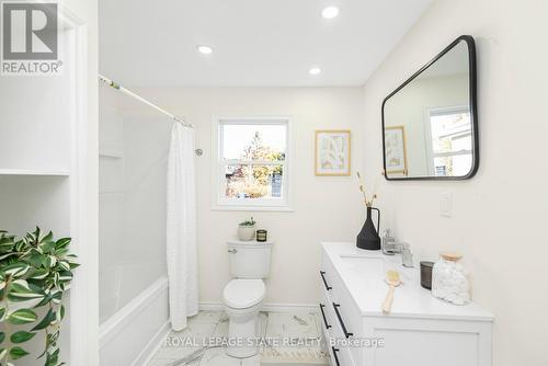 124 Harmony Avenue, Hamilton, ON - Indoor Photo Showing Bathroom