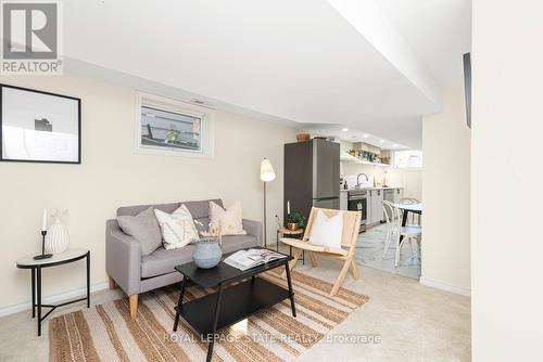 124 Harmony Avenue, Hamilton, ON - Indoor Photo Showing Living Room