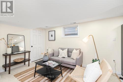 124 Harmony Avenue, Hamilton, ON - Indoor Photo Showing Living Room