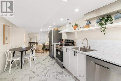 124 Harmony Avenue, Hamilton, ON - Indoor Photo Showing Kitchen