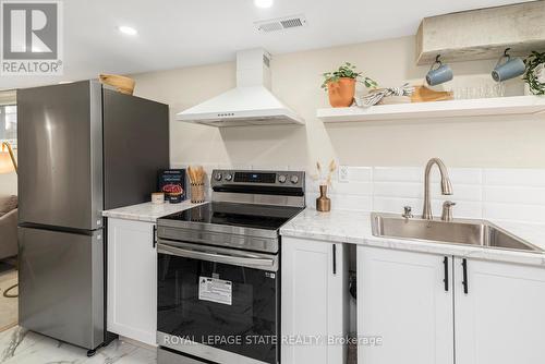 124 Harmony Avenue, Hamilton, ON - Indoor Photo Showing Kitchen