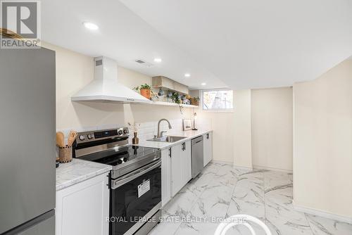 124 Harmony Avenue, Hamilton, ON - Indoor Photo Showing Kitchen