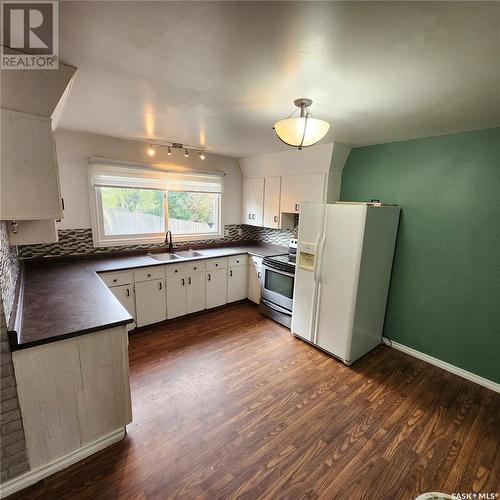 95 Davidson Crescent, Saskatoon, SK - Indoor Photo Showing Kitchen With Double Sink