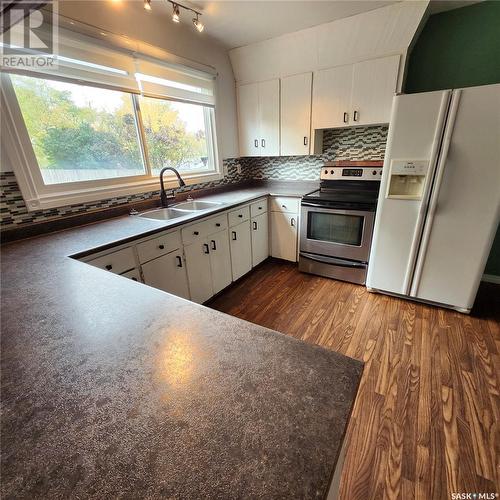 95 Davidson Crescent, Saskatoon, SK - Indoor Photo Showing Kitchen With Double Sink