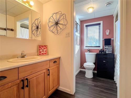 1530 Rosser Avenue E, Brandon, MB - Indoor Photo Showing Bathroom