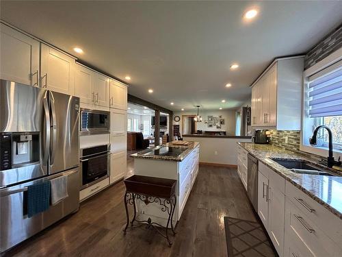 38027 38E (Quarry Oaks) Road, Steinbach, MB - Indoor Photo Showing Kitchen With Double Sink With Upgraded Kitchen